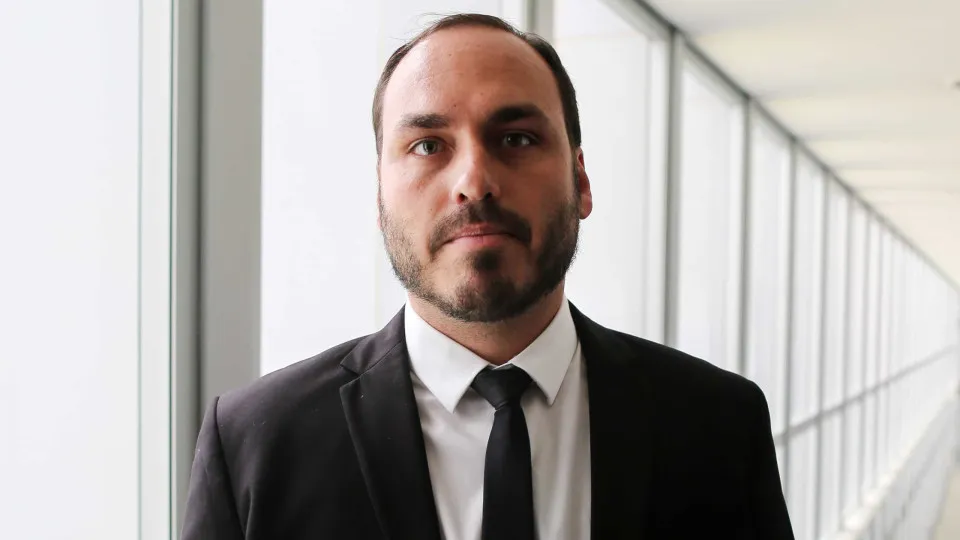 MP-RJ retoma investigação sobre ‘rachadinha’ contra Carlos Bolsonaro