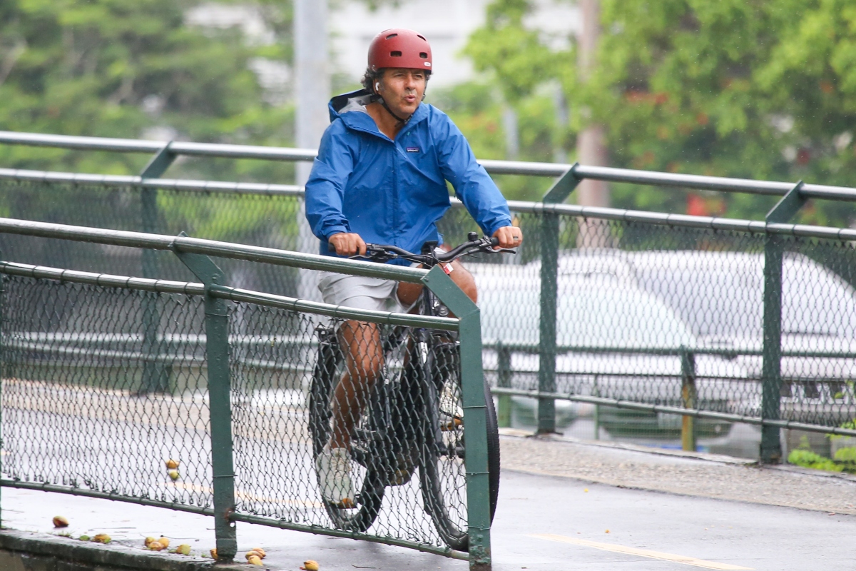 Marcos Palmeira aproveita momento livre e pedala na chuva