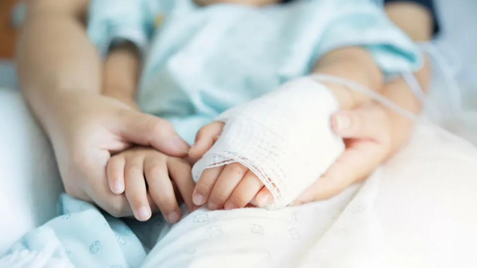 Menino de 2 anos recebe coração “queimado” e mãe pede milagre; entenda
