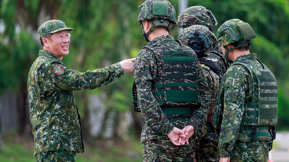 Ministro da Defesa de Taiwan adverte que ameaça da China é urgente e real