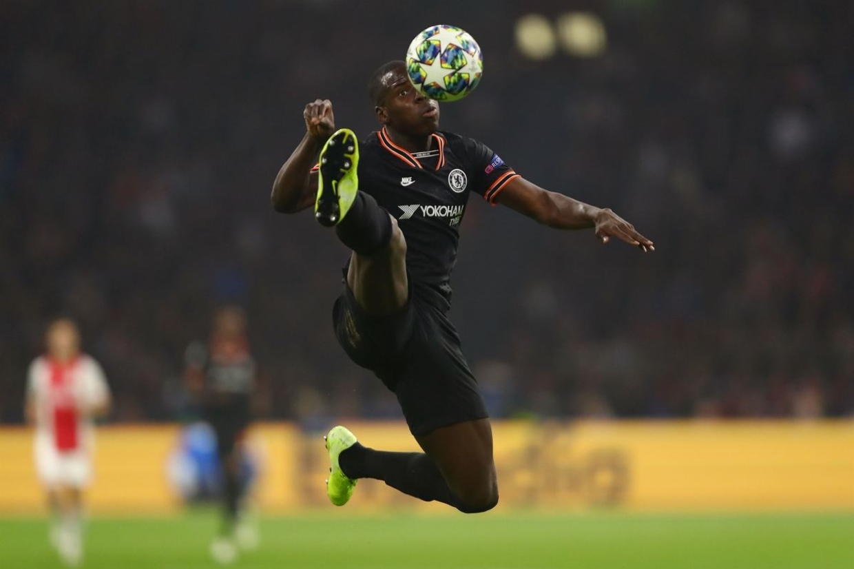 Não é só Lingard: Remo busca contratação do zagueiro Zouma, ex-Chelsea