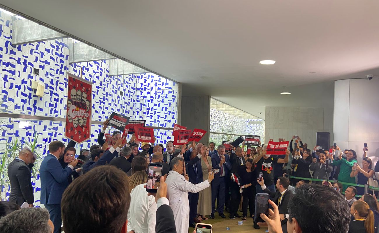 Oposição faz bloco de carnaval na Câmara contra Governo Lula