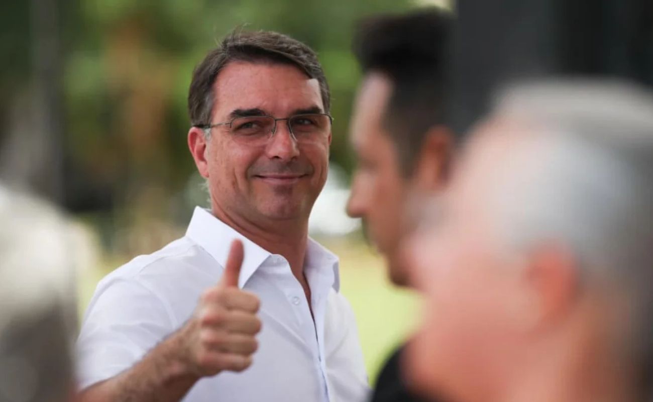 Pablo Spyer entrega “Touro de Ouro” a Flávio Bolsonaro