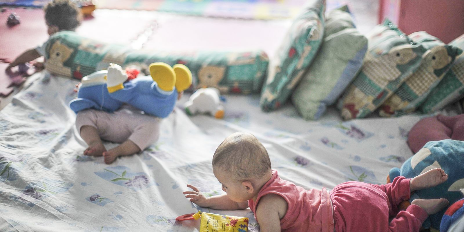 Pobreza afeta desenvolvimento de bebês desde 6 meses, mostra pesquisa