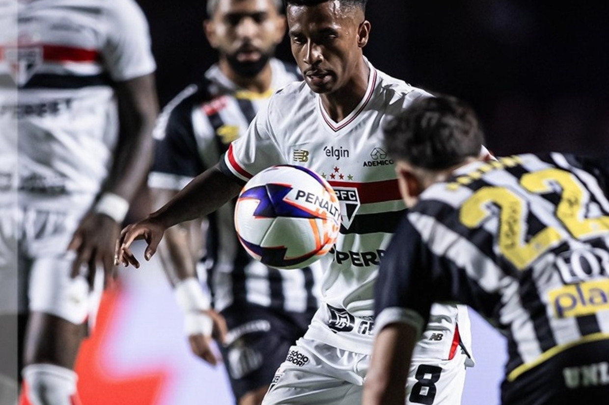 São Paulo domina o Santos, aproveita expulsão e vence clássico no Paulistão