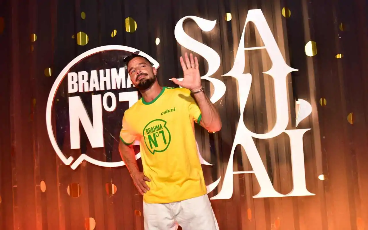 Solteiro no Rio, Ricky Martin chega ao camarote N1, na Sapucaí