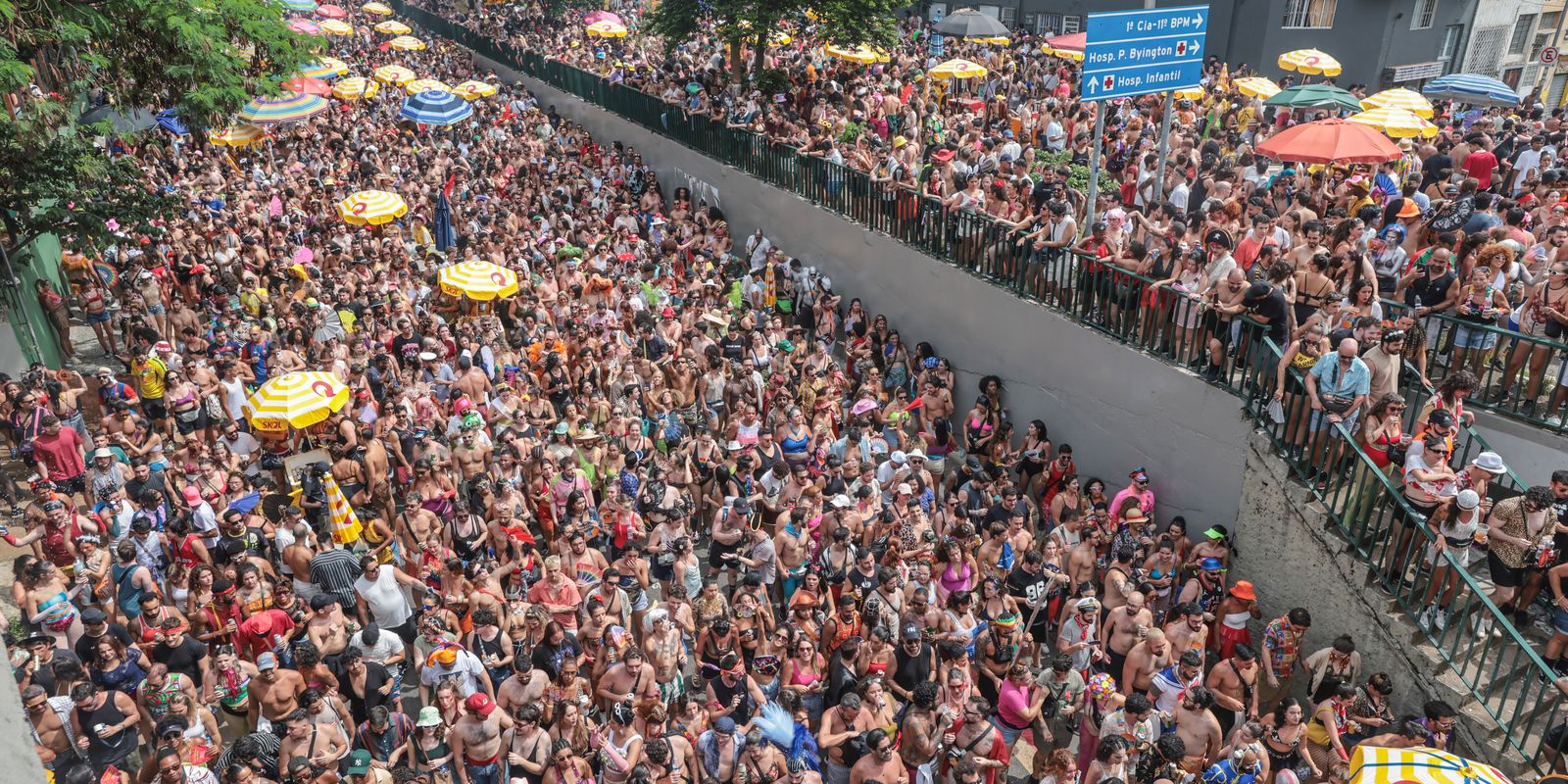 Tarde de blocos no Bixiga valoriza músicas brasileiras em São Paulo