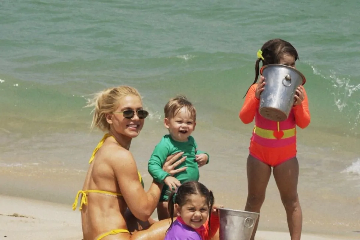Virginia Fonseca curte dia na praia com os filhos após Carnaval