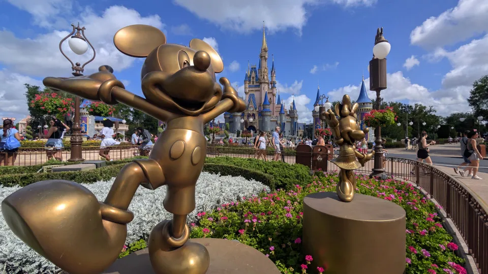 Brasileira é presa após jogar café em idosa em parque da Disney