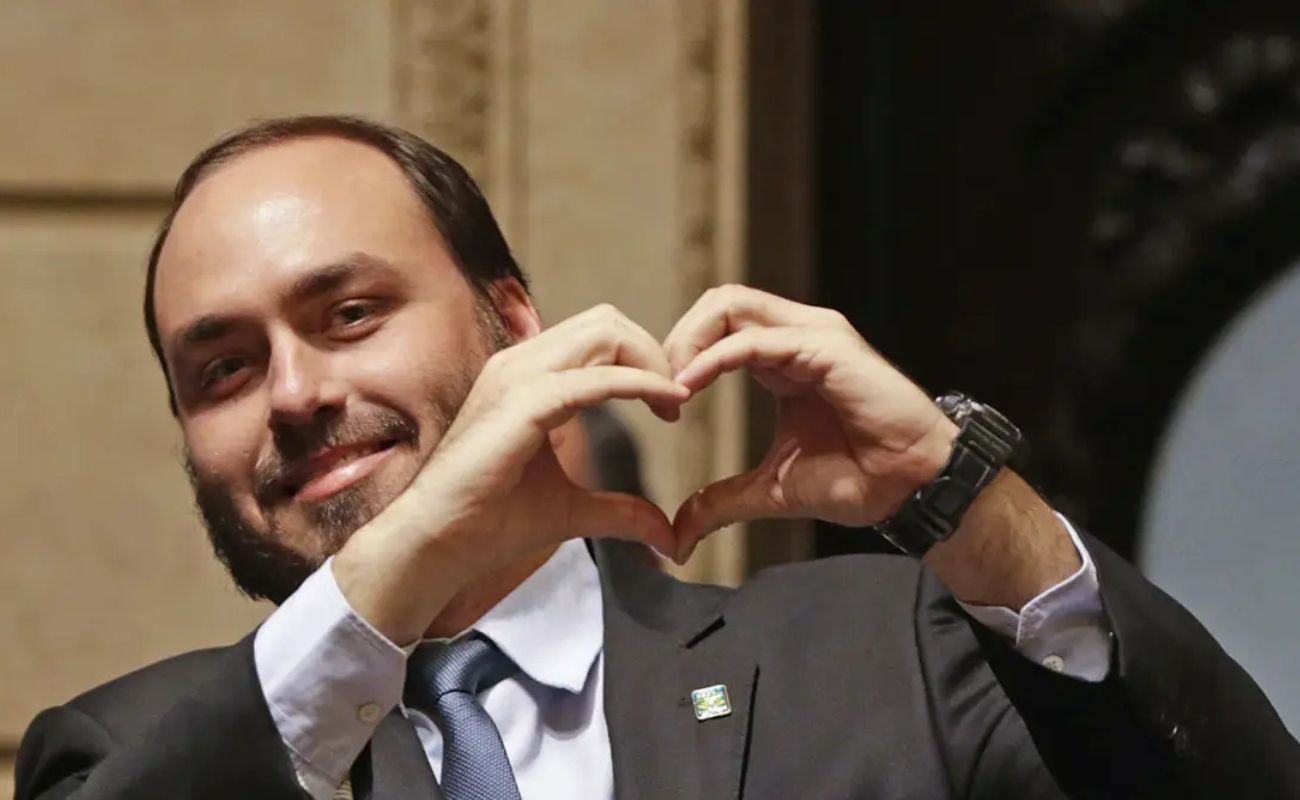 Carlos Bolsonaro exalta a importância das tias, dos tios e dos influenciadores