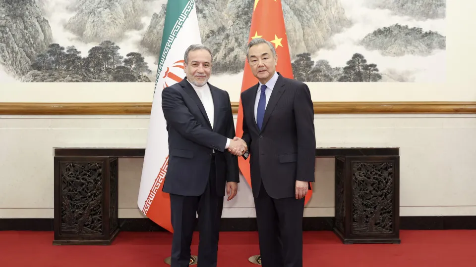China pressiona por paz e cobra diálogo imediato no conflito com o Irã