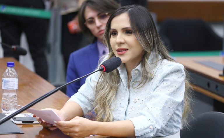 Comissão aprova aumento de pena para quem retém cartão de pessoa com deficiência – Notícias