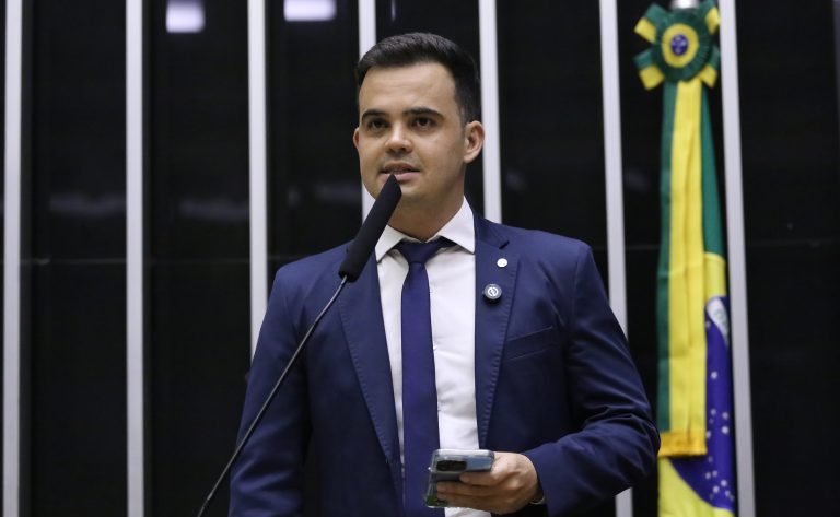 Comissão aprova porte de arma para donos de lojas de armas e diretores de clubes de tiro – Notícias