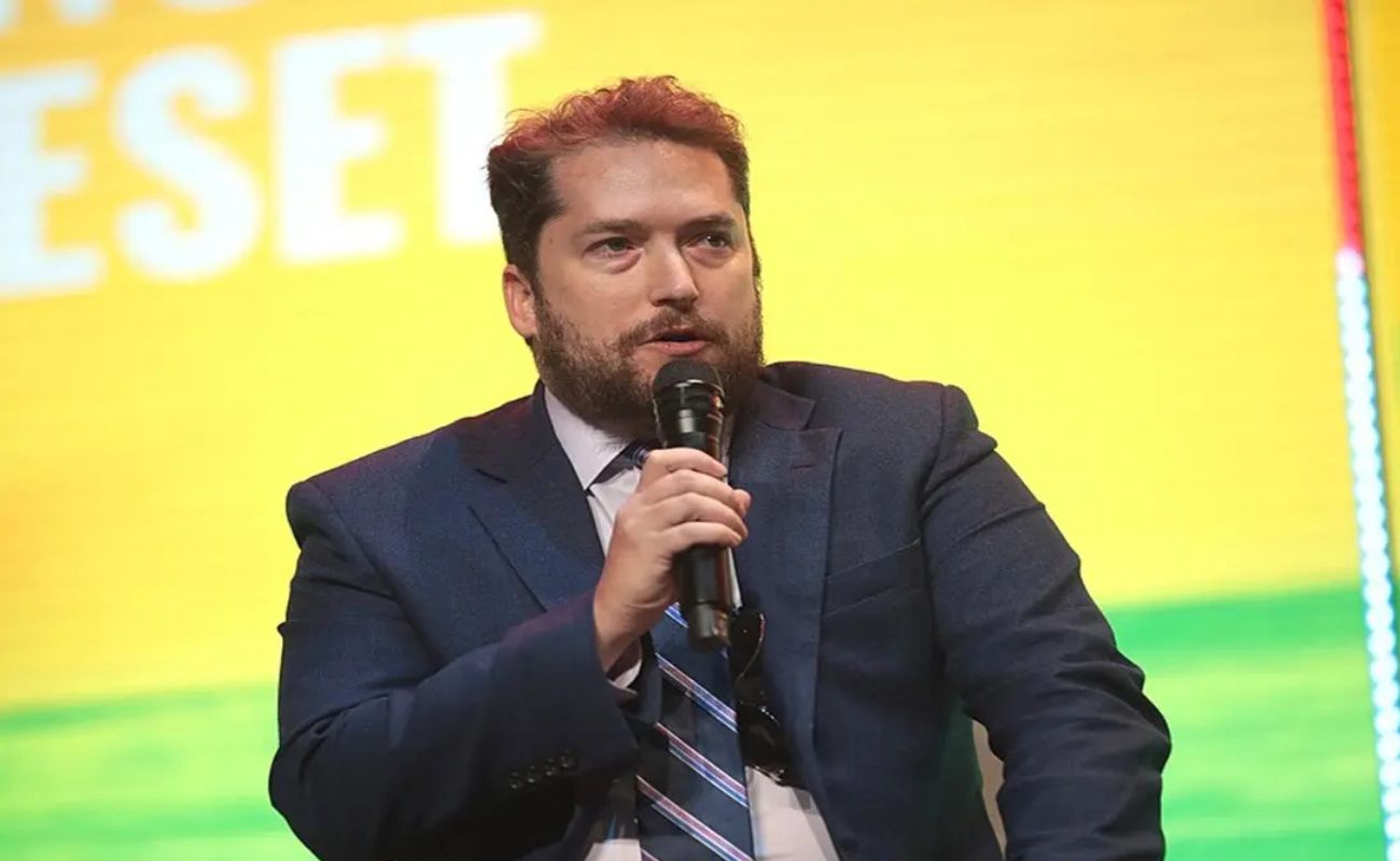 Conselheiro de Trump próximo a Eduardo Bolsonaro planeja monitorar eleições de 2026