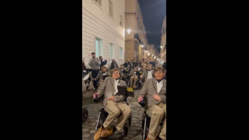 Desfile de carnaval com “Stephens Hawkings” na Espanha viraliza; vídeo