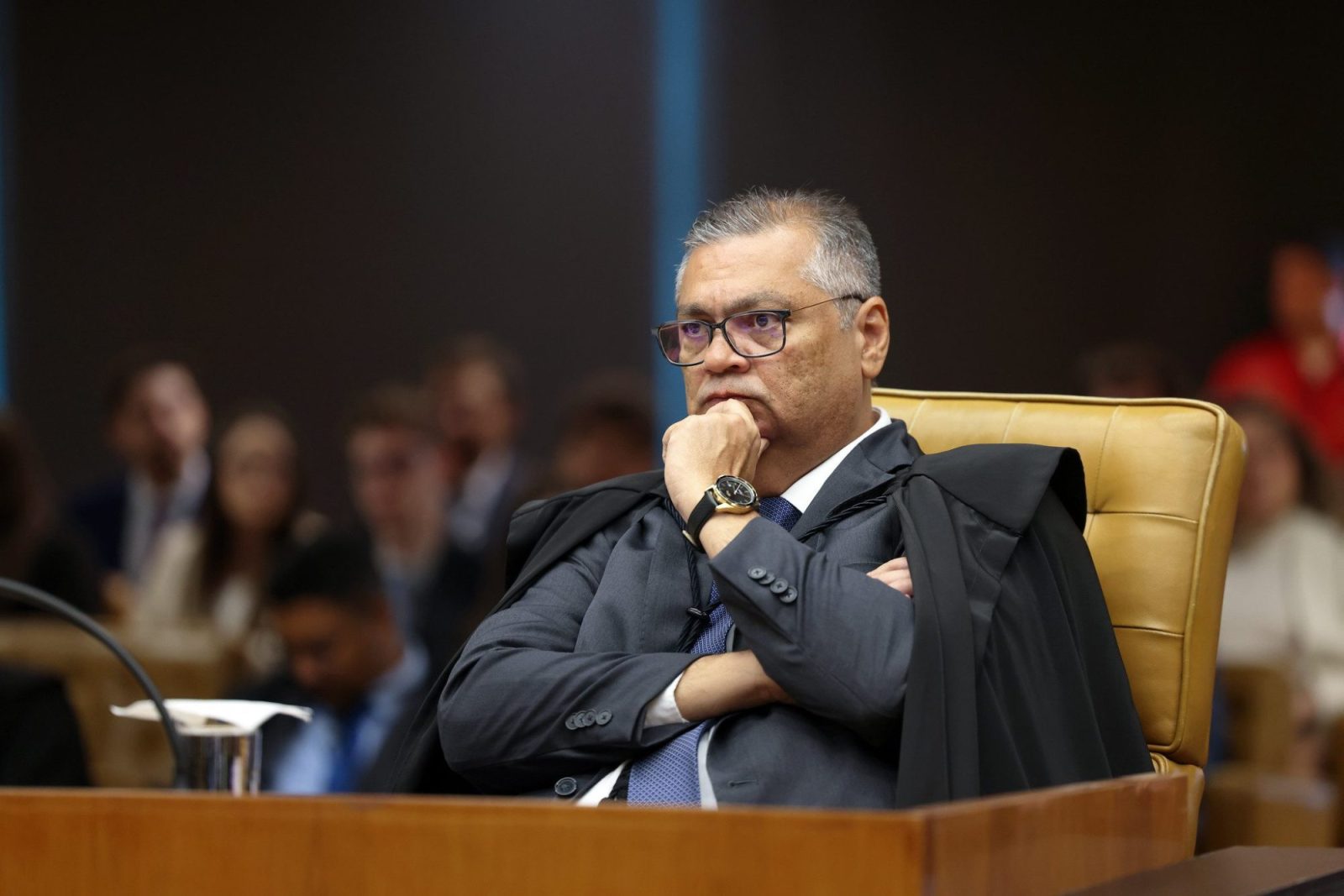 Dino propõe fim da aposentadoria especial para juízes e promotores
