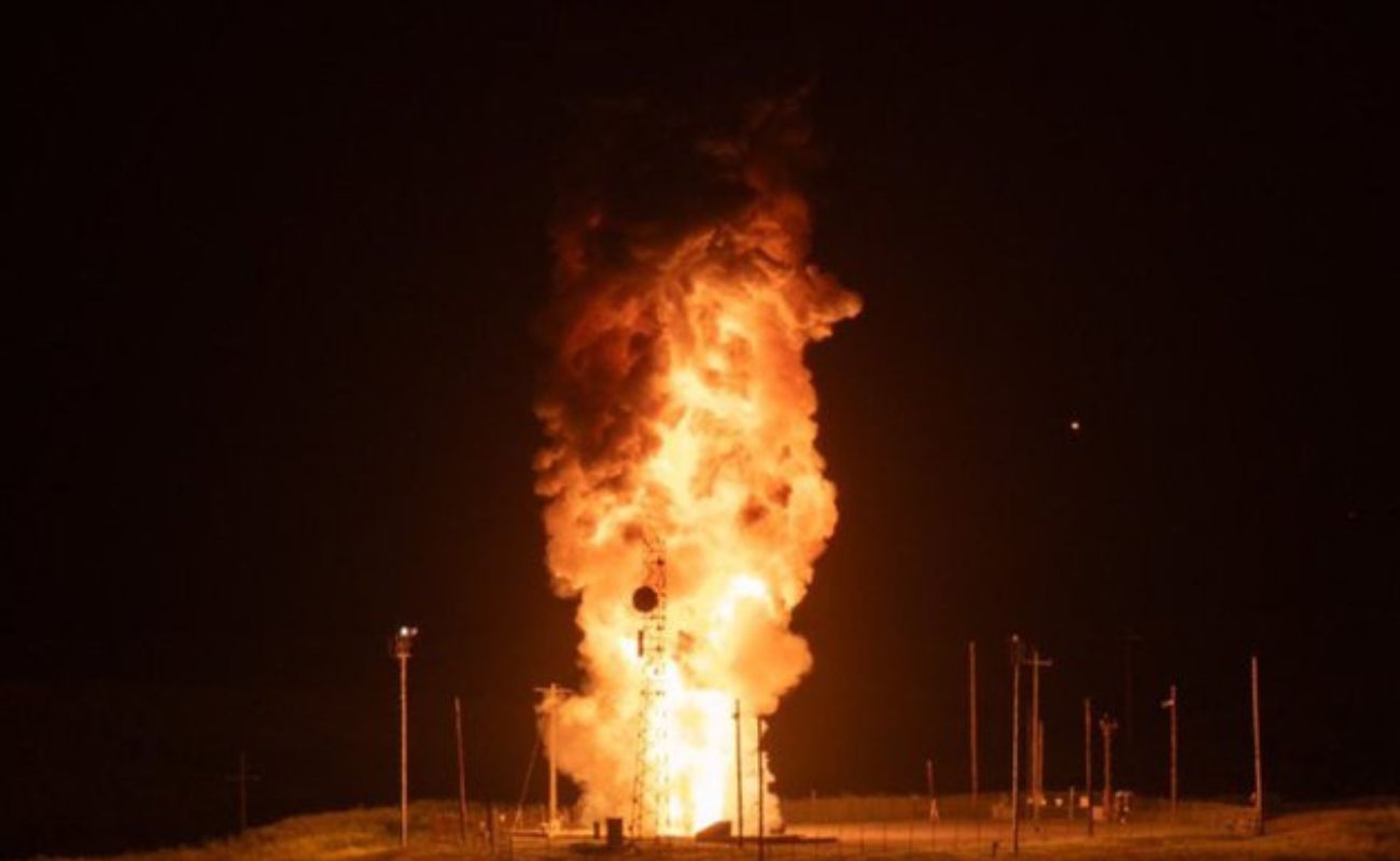 EUA testam míssil balístico Minuteman III na costa da Califórnia