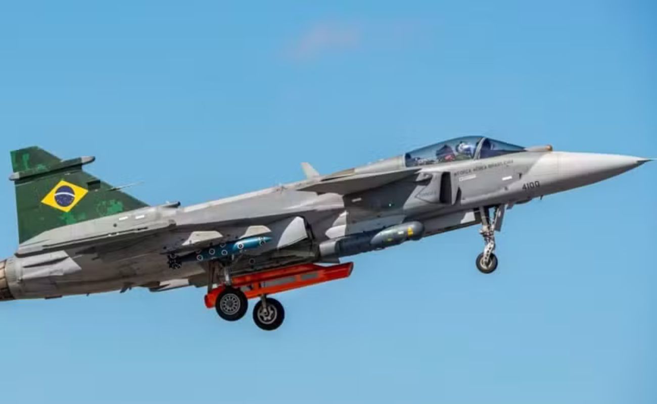 Embraer marca história: primeiro caça Gripen F-39E montado no Brasil é apresentado