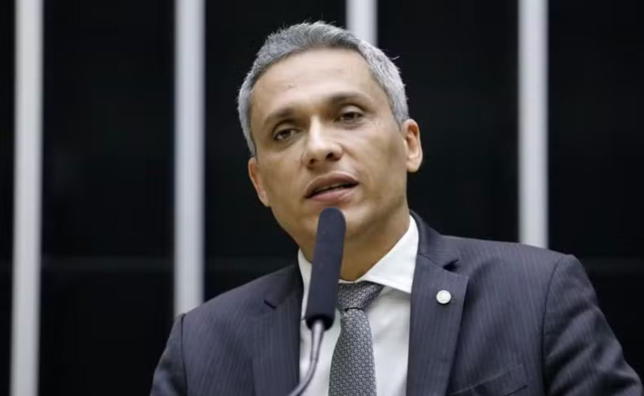 Gustavo Gayer protocola pedido de domiciliar para Bolsonaro com 175 assinaturas