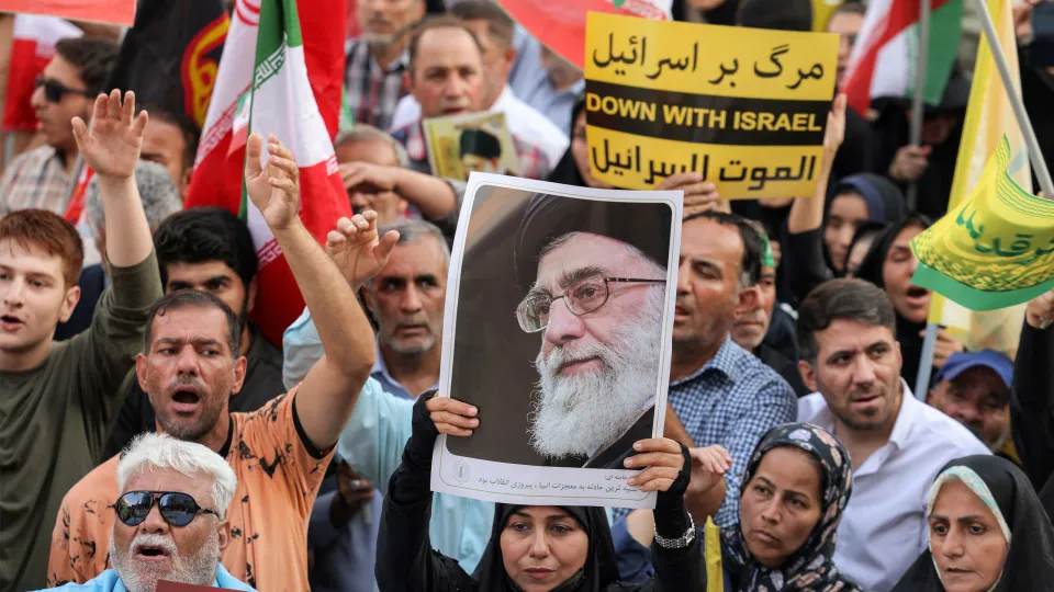 Israel diz ter destruído avião que era usado por Ali Khamenei no Irã