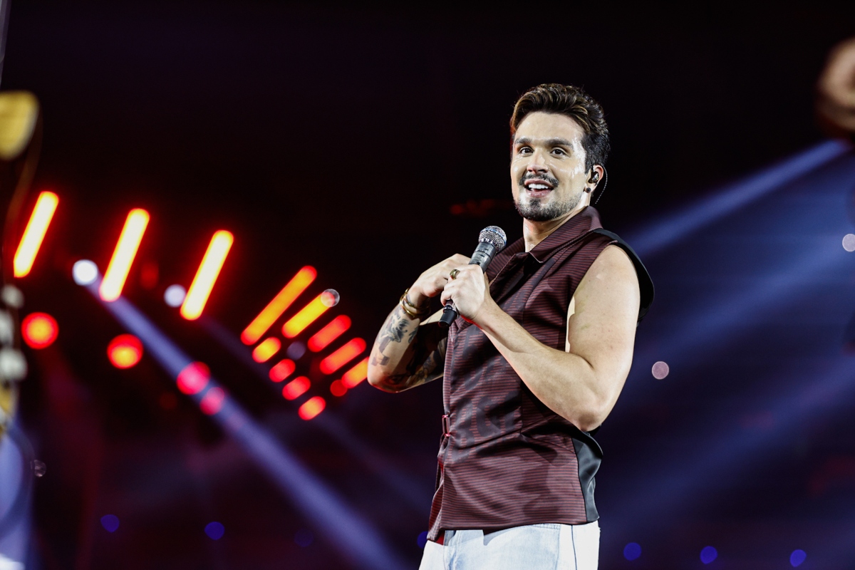 Luan Santana faz aniversário e abre turnê com show lotado em SP