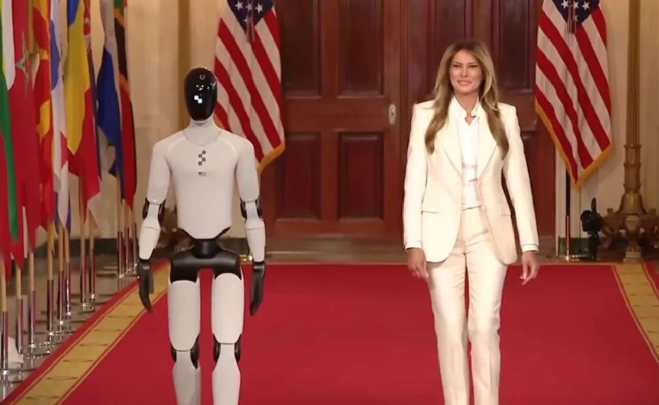Melania Trump chega à Casa Branca acompanhada por robô humanoide