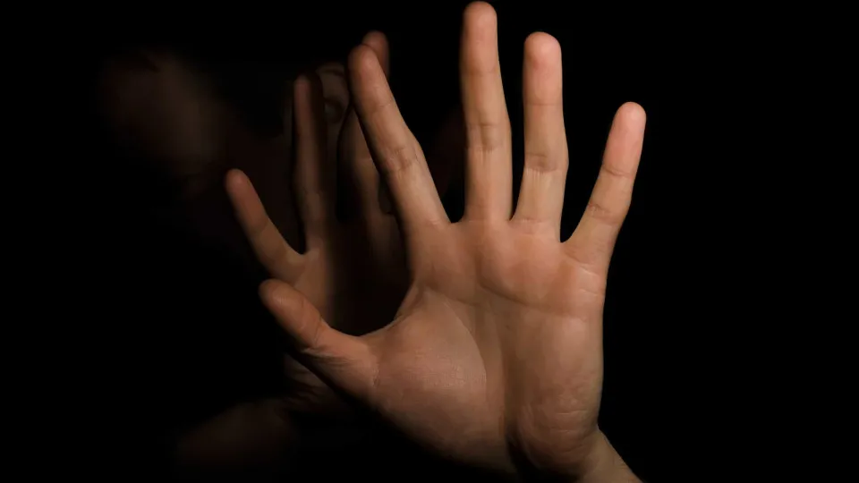Pai e filho são presos por abusar de funcionária mantida em cativeiro
