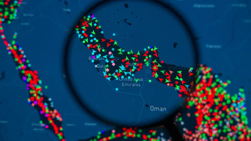 Países recusam ajuda a Trump no estreito de Hormuz; Irã ataca oleoduto