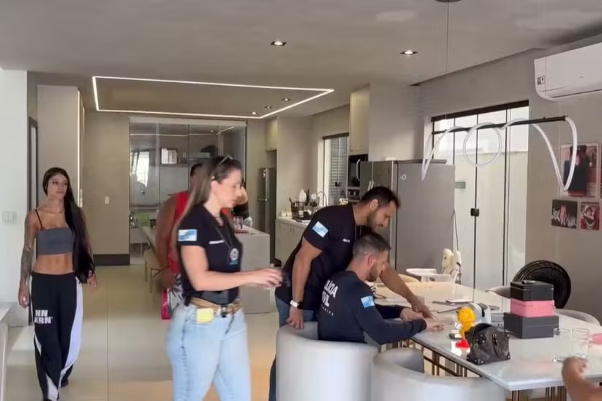 Polícia encontra 40 mil dólares falsos na casa Bia Miranda