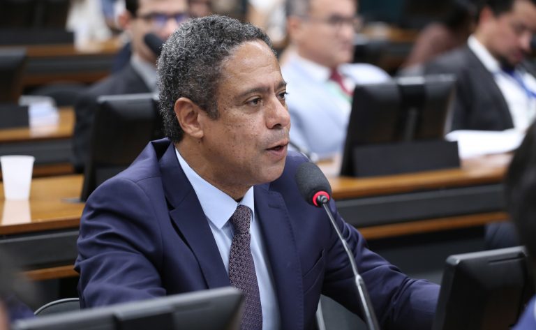 Projeto prevê salário mínimo para estagiários e cria sistema de cotas – Notícias