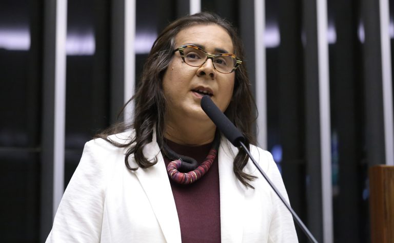 Projeto tipifica crime de feminicídio político, com pena mínima de 25 anos – Notícias
