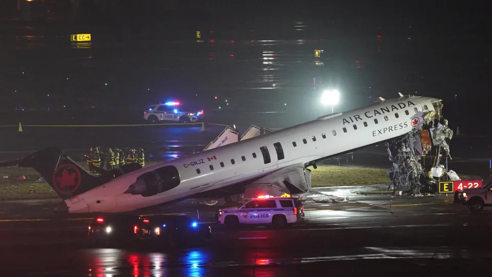 ‘Salvaram vidas’, diz passageira sobre pilotos de avião que bateu em NY