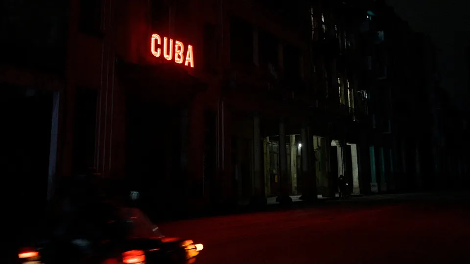 Sob bloqueio dos EUA, Cuba sofre falha total da rede elétrica e fica no escuro
