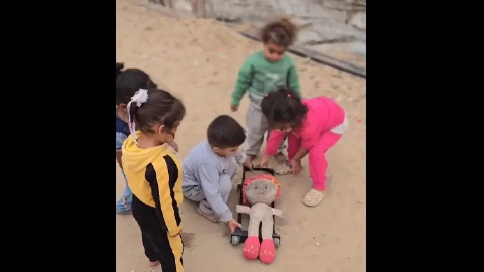 Vídeo de crianças encenando funeral em Gaza viraliza e choca a web; veja