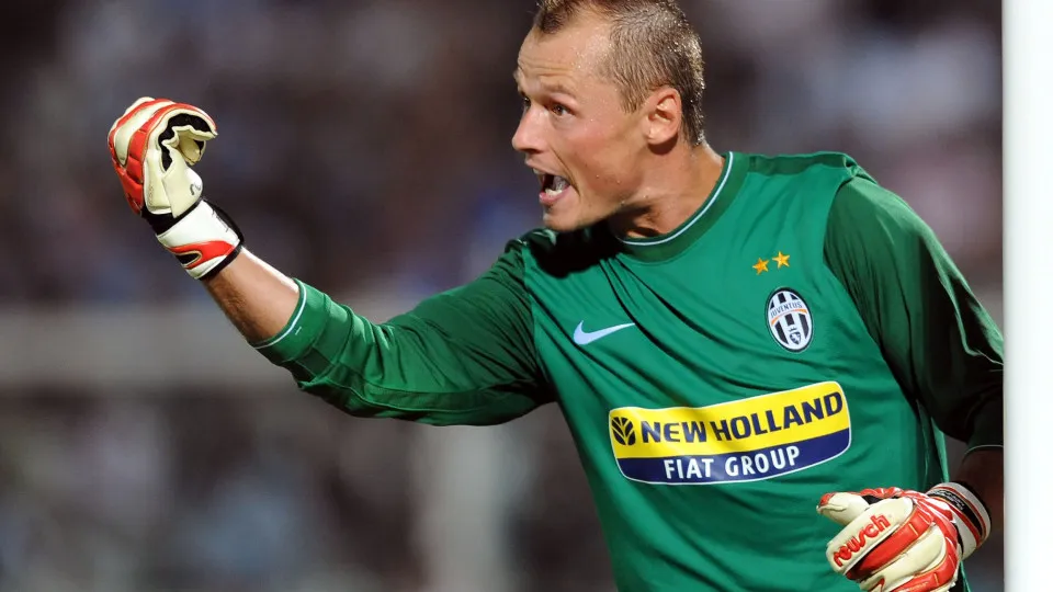 Acidente com trem mata Alex Manninger, famoso goleiro do Arsenal