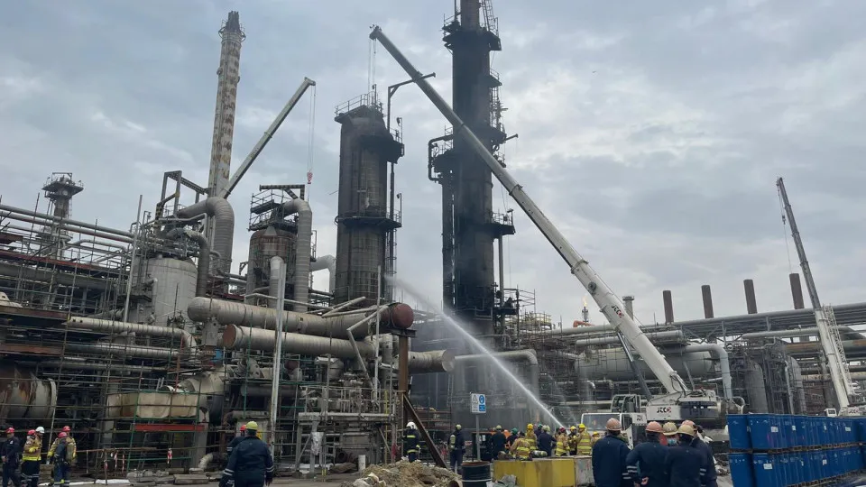 Ataque com drones iranianos causa incêndio em refinaria no Kuwait