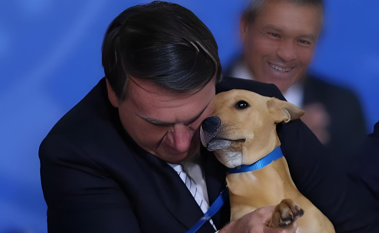 CARAMELO FIEL: PMs dizem que foram mordidos por cachorro de Bolsonaro