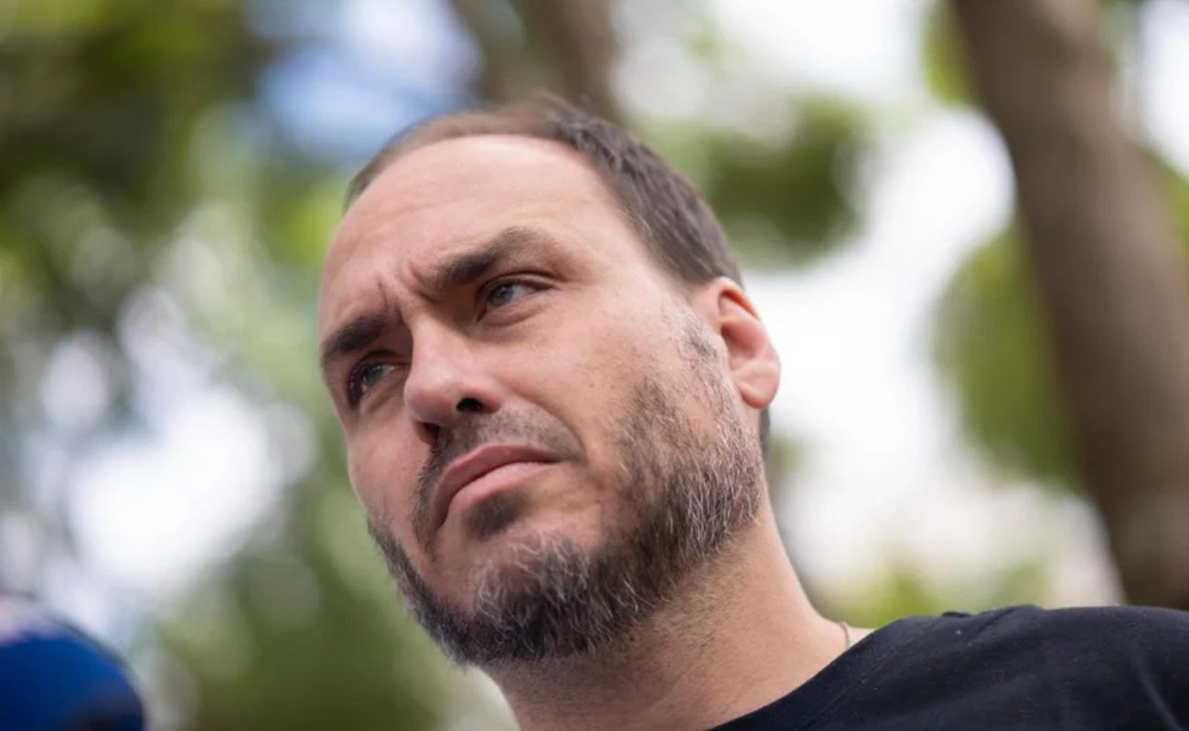 Carlos compartilha vídeo em que Bolsonaro alerta para o roubo dos aposentados do INSS