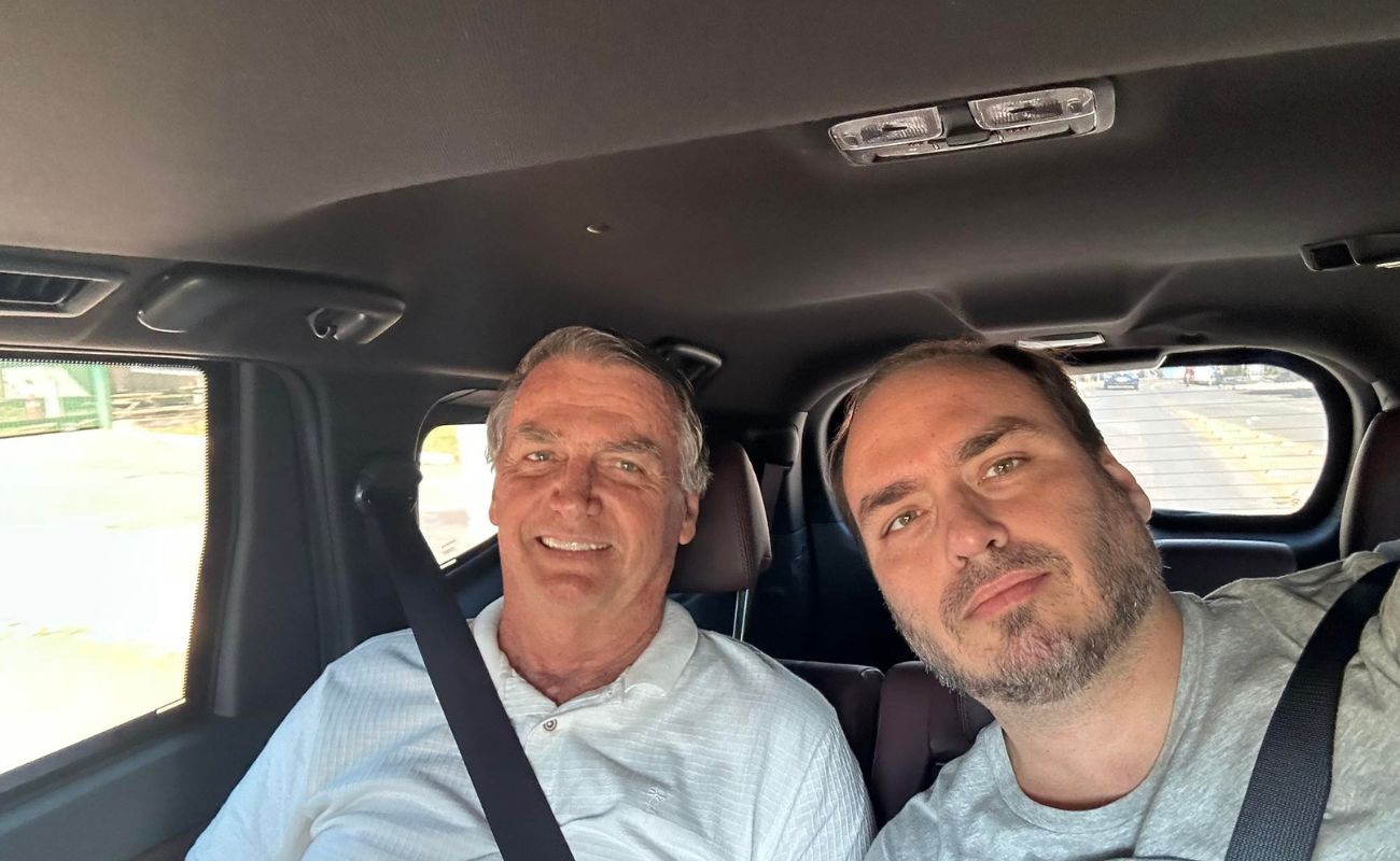 Carlos denuncia tentativas contra a vida de Bolsonaro