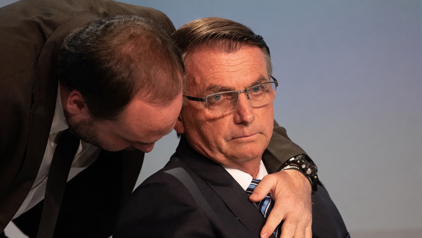 Carlos visita Bolsonaro e faz desabafo
