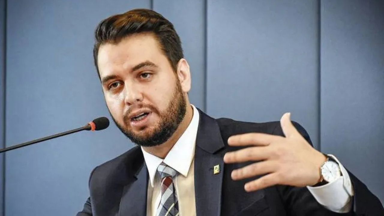 Defesa de Filipe Martins pede transferência urgente por risco de morte