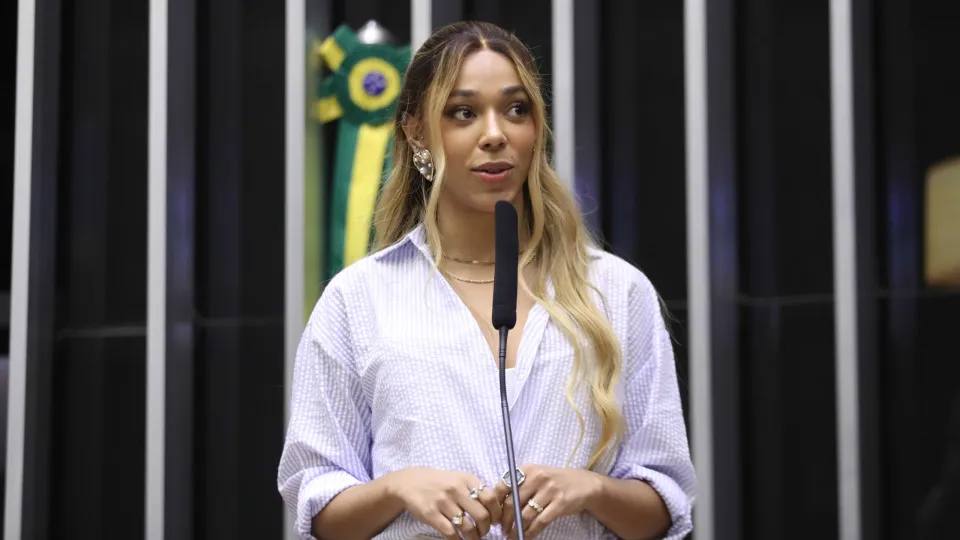 Deputada ameaça usar lei Maria da Penha contra Erika Hilton