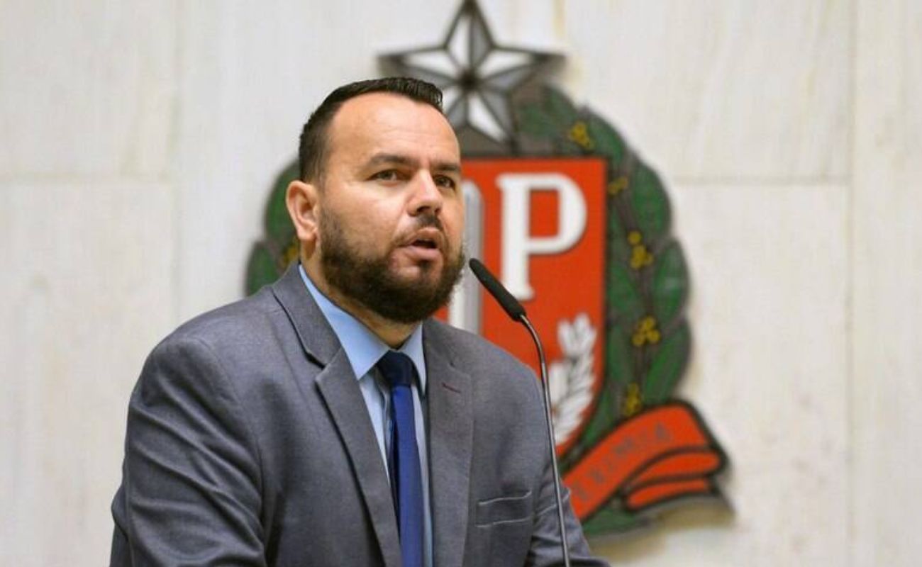 Deputado visita Filipe G Martins e revela resiliência de ex-assessor de Bolsonaro