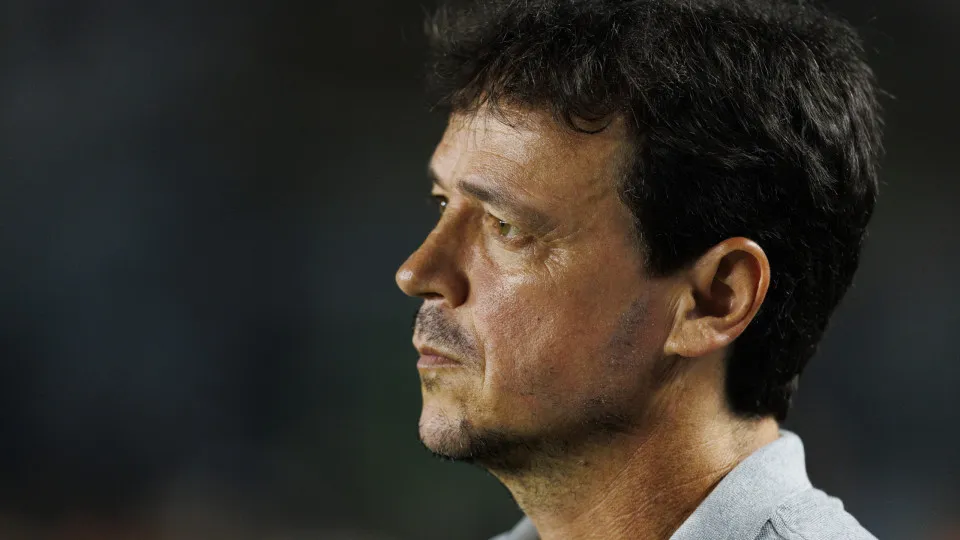 Diniz muda ambiente, ganha vestiário e dá sua cara em um mês de Corinthians