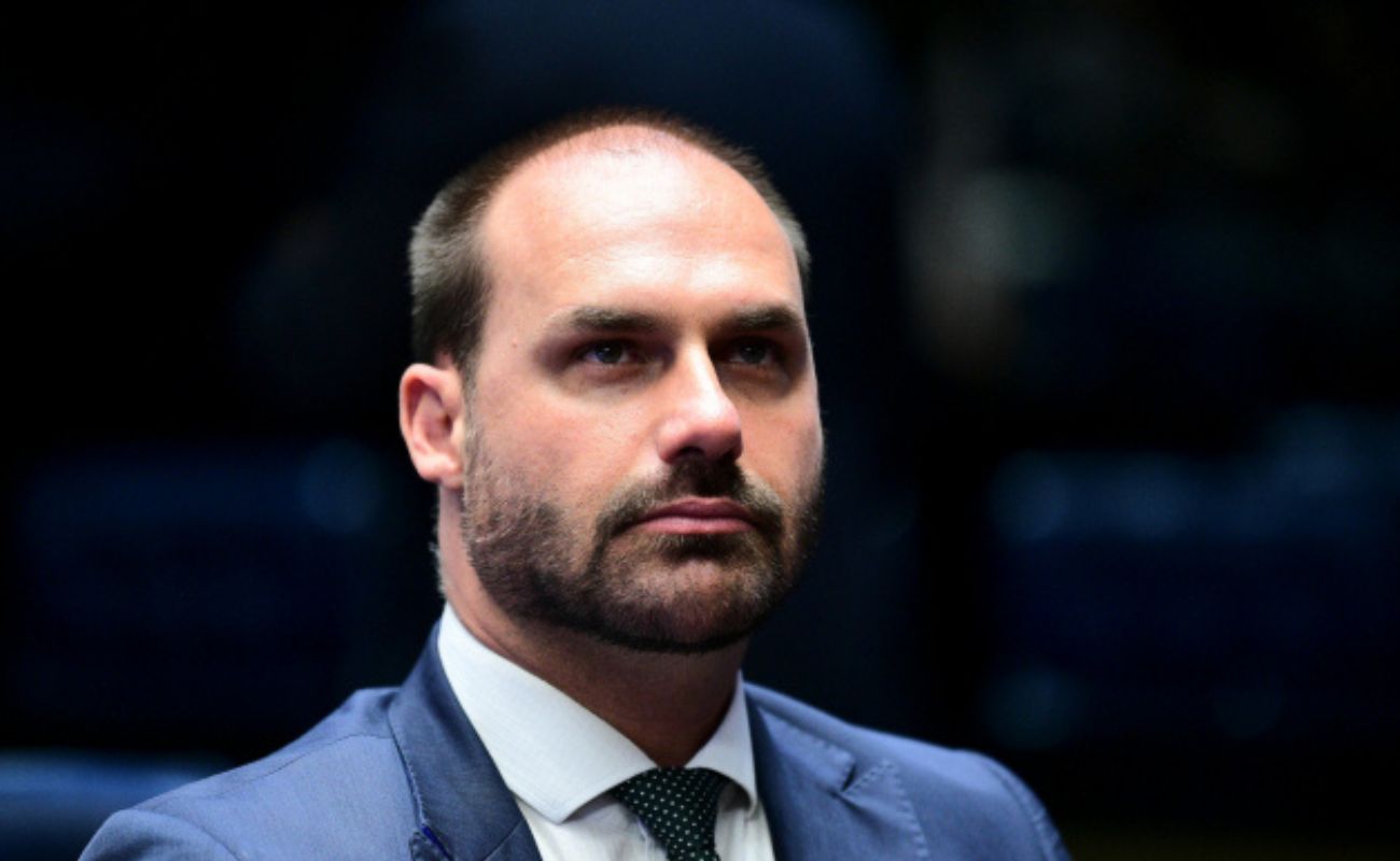 Eduardo demonstra como brasileiros no exterior podem habilitar para votar nas eleições