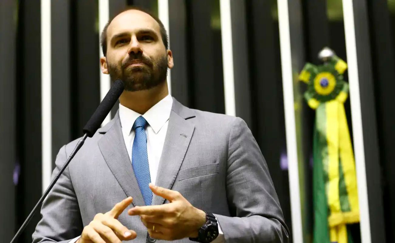 Eduardo questiona interferência da PF nos EUA e critica apoio de Lula a Moraes