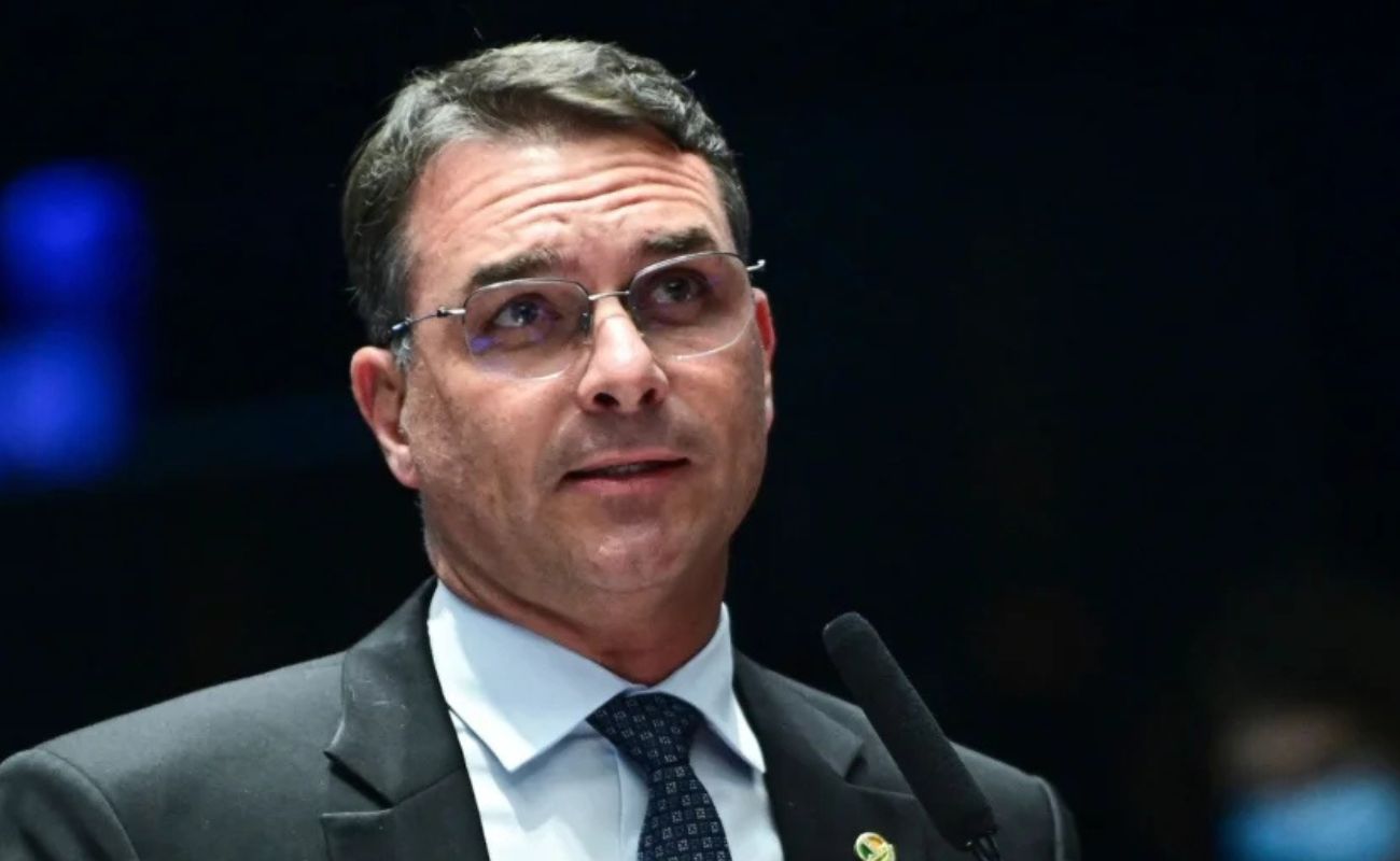 Esquerda em desespero aciona FAKE NEWS para atacar Flávio Bolsonaro