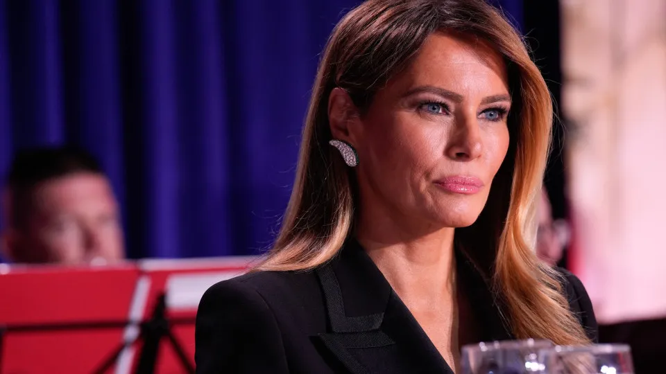“Expressão de pânico”. Reação de Melania após ouvir tiros vira meme