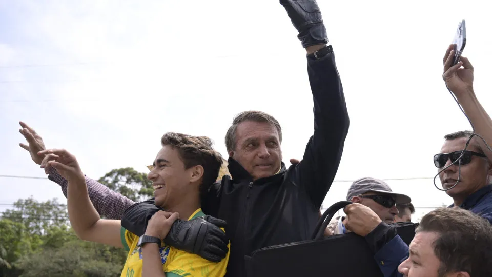 Flávio Bolsonaro diz que postura crítica de Eduardo a Nikolas ‘não é inteligente’