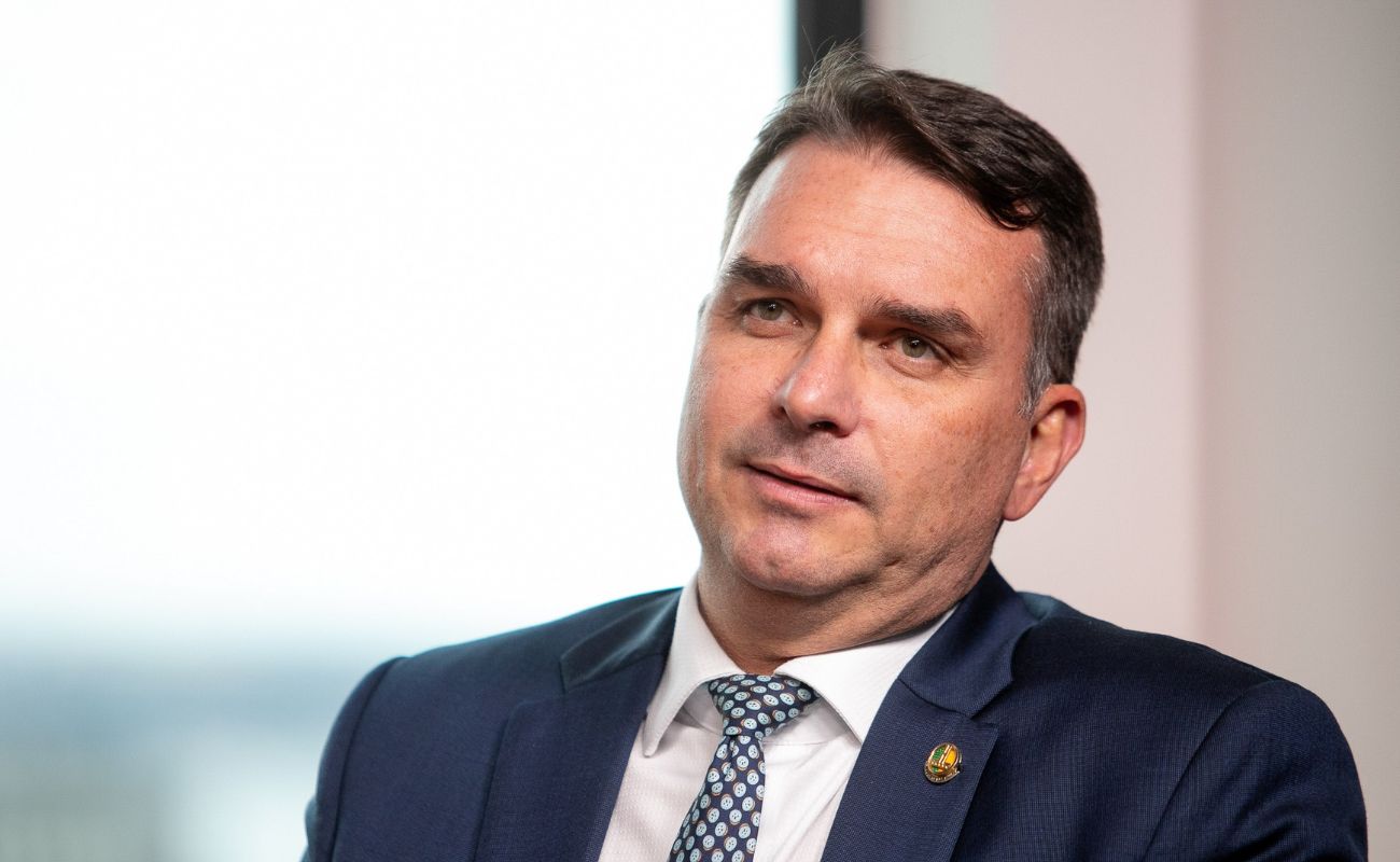 Flávio Bolsonaro rebate vídeo do PT e nega qualquer ligação com o Caso Master